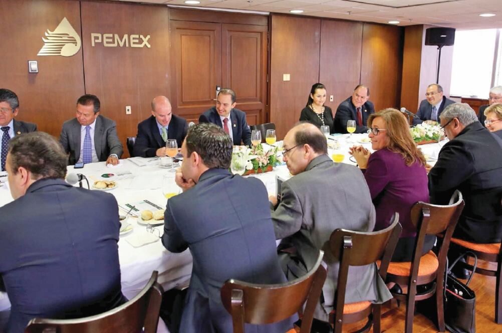 En oficinas de Petróleos Mexicanos, el director de la petrolera, José Antonio González Anaya, recibió ayer a diputados federales (ESPECIAL)