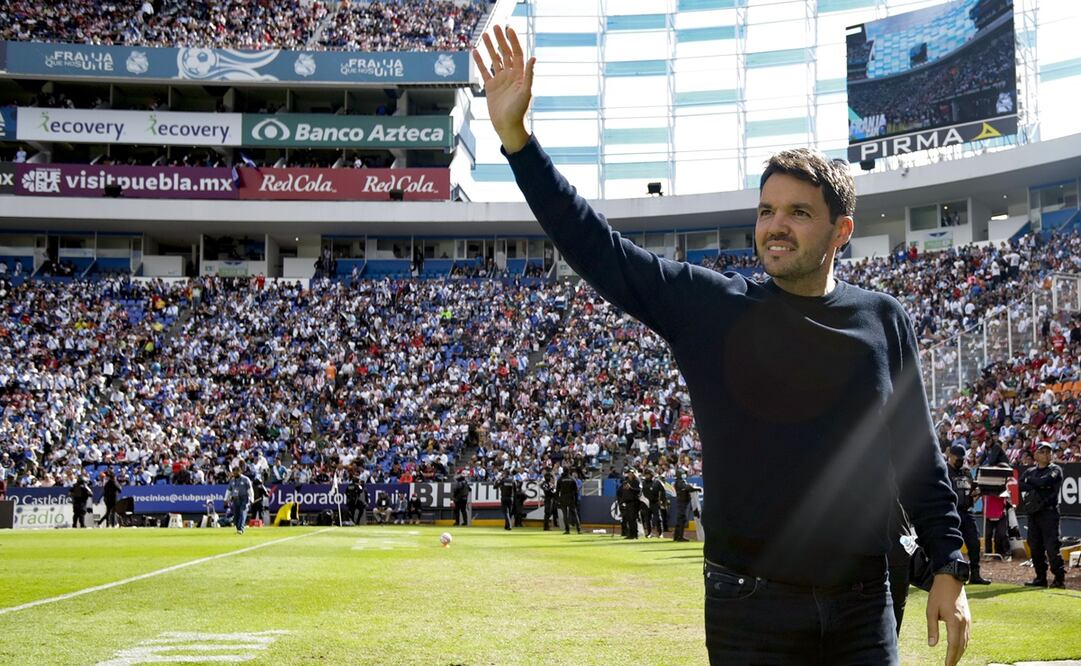 Larcamón saludando a su público en el Estadio Cuauhtémoc / Foto: Imago7