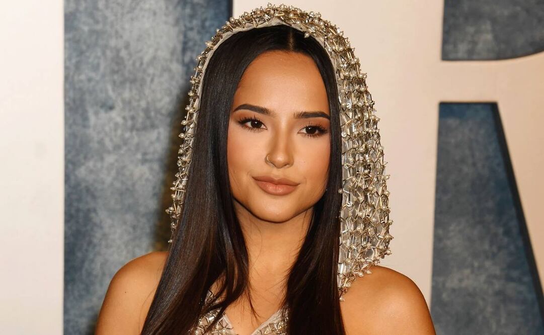 Becky G se mostró molesta ante el acoso de la prensa en el aeropuerto de la CDMX. Foto: Clasos.