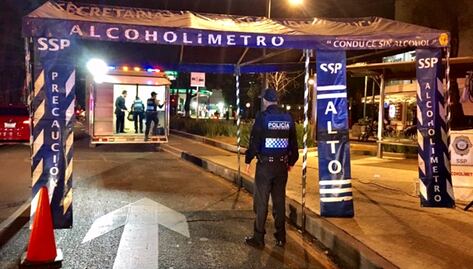 Detienen a conductor que atropelló a policías en alcoholímetro