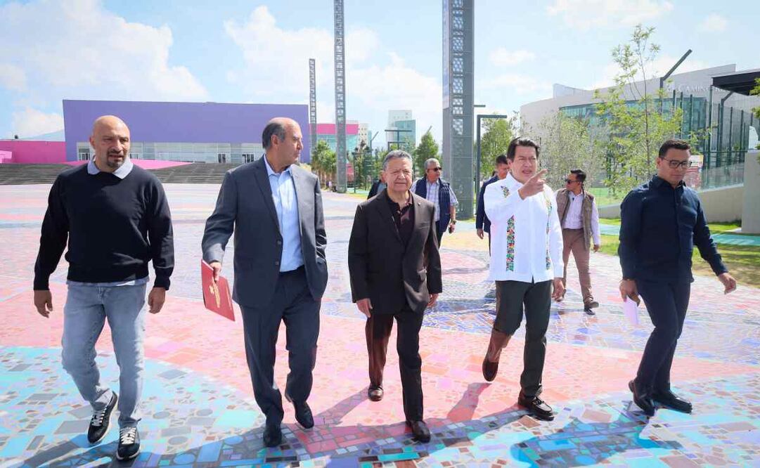 Julio Menchaca, gobernador de Hidalgo, en un recorrido junto con el secretario de Educación Pública, Mario Delgado, este 20 de agosto de 2025. [Foto: Especial]