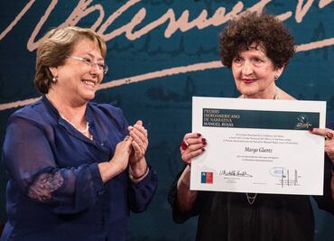 Michelle Bachelet galardona a Margo Glantz
