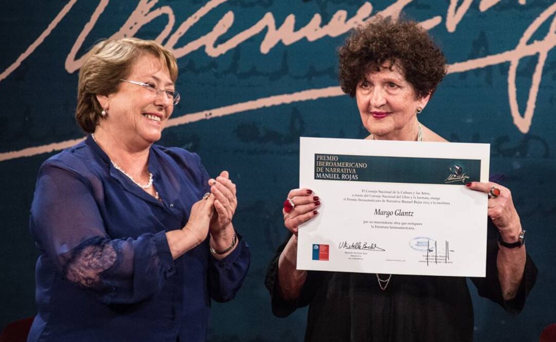 La jefa de Estado entregó a la autora un diploma y una medalla que la distinguen como la primera mujer en recibir el galardón. (FOTO: Xinhua)