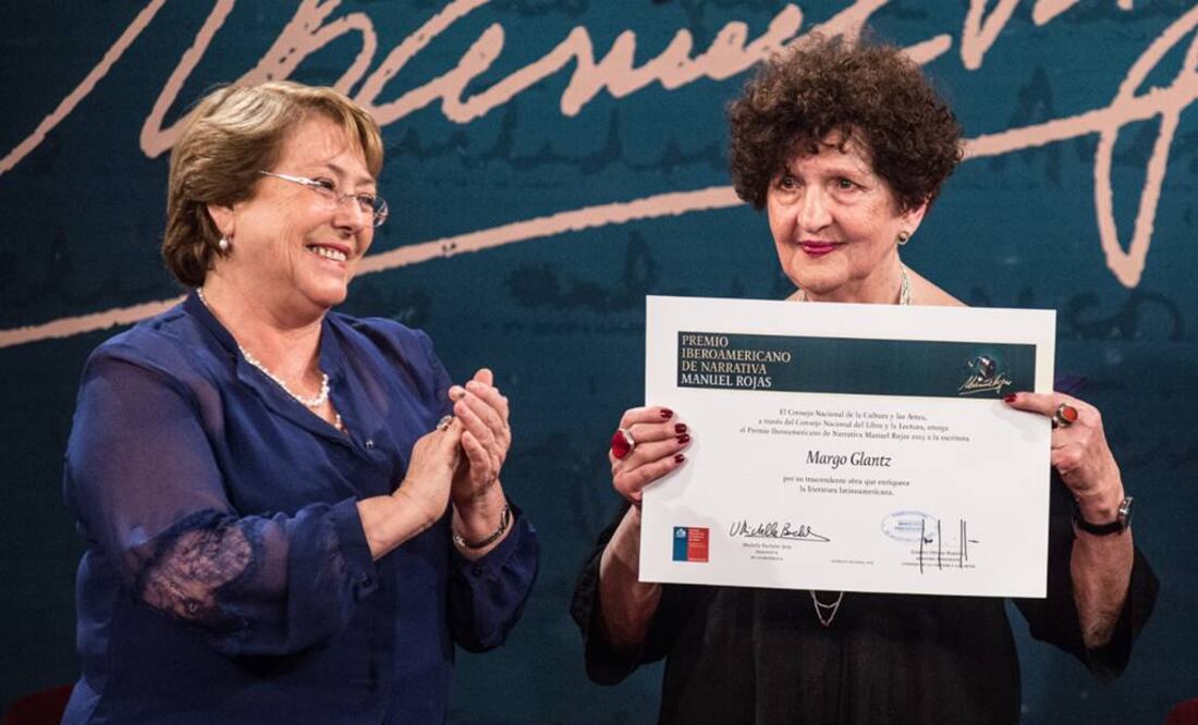 La jefa de Estado entregó a la autora un diploma y una medalla que la distinguen como la primera mujer en recibir el galardón. (FOTO: Xinhua)