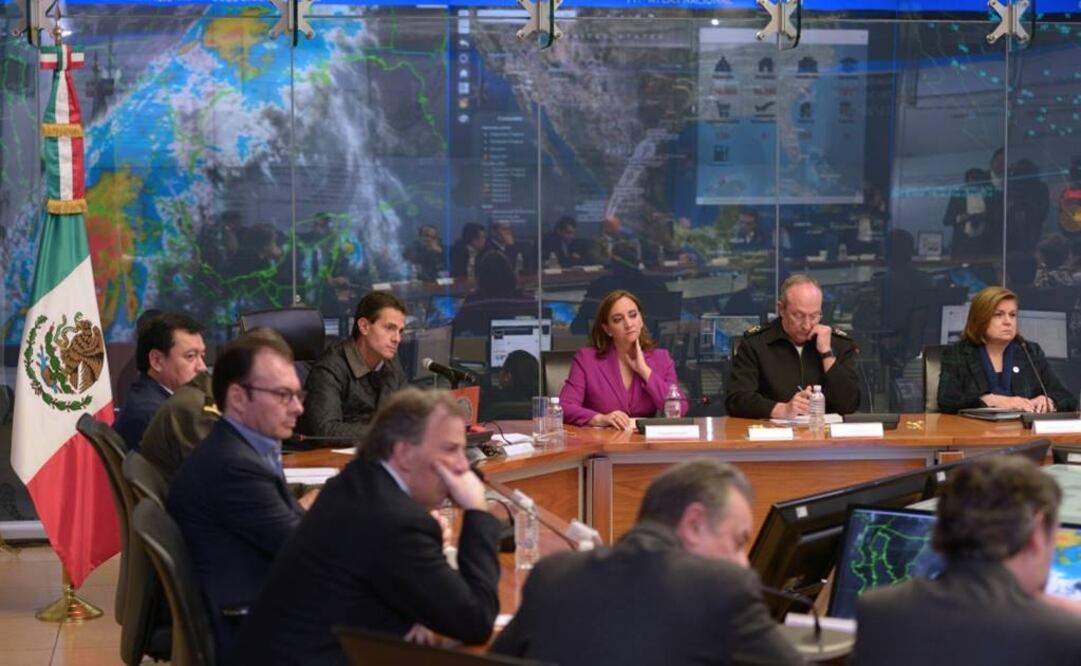 Peña Nieto encabezando en la madrugada una reunión con los integrantes de su Gabinete. FOTO: Presidencia