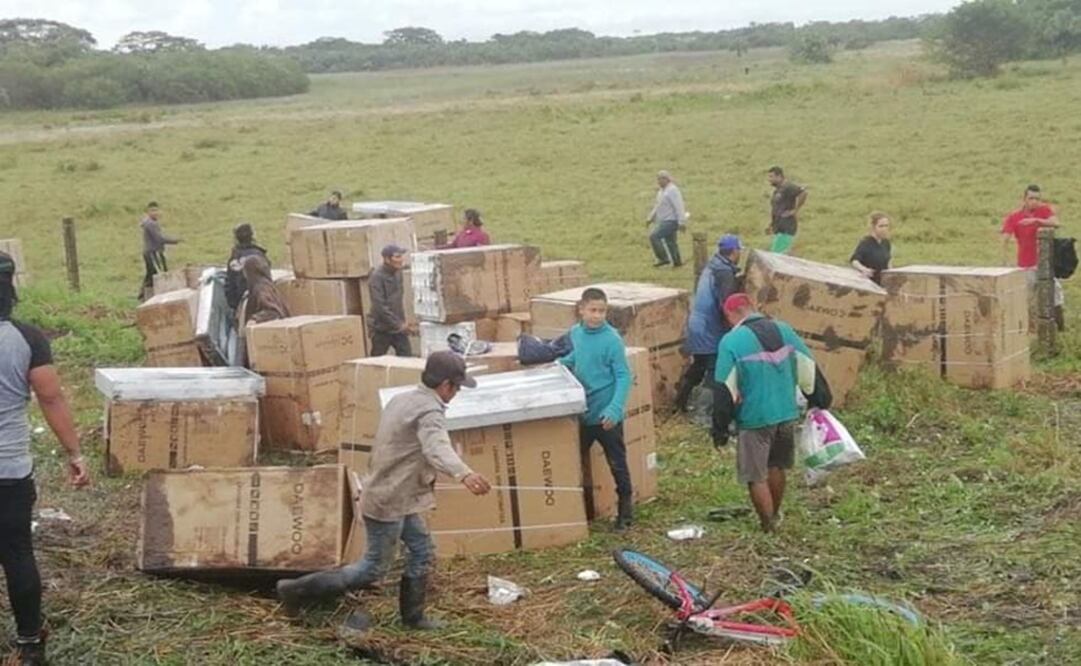 Policías de Caminos y Puentes Federales auxilió al conductor del camión, el cual terminó únicamente con algunos golpes en el cuerpo. (Foto: Especial)