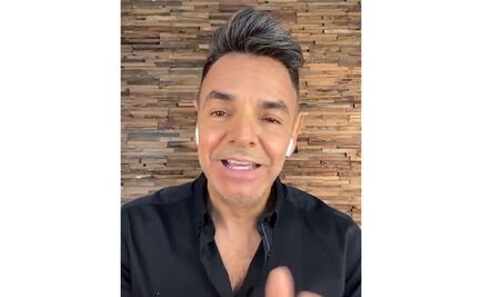 Derbez plantea sus dudas sobre vacuna a experto... y usuarios critican su cabello