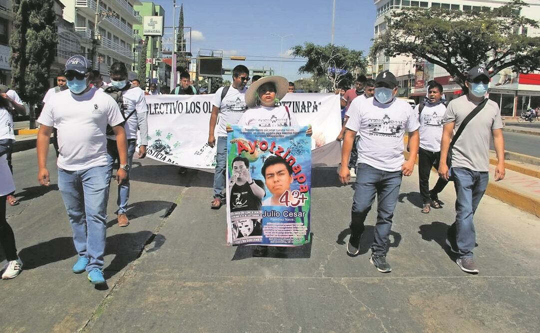 Normalistas de Ayotzinapa y padres de los 43 desaparecidos de esa institución marcharon el pasado 2 de febrero en Chilpancingo. Foto: ARCHIVO EL UNIVERSAL