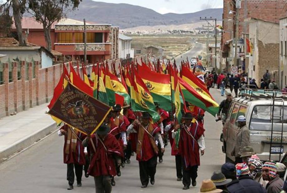 ¿Quiénes son los Ponchos Rojos, la milicia aymara de Bolivia?