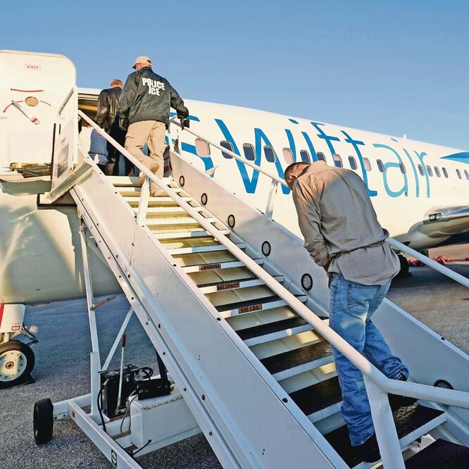 Centroamericanos que ingresaron ilegalmente a Estados Unidos fueron enviados ayer a El Salvador, en un vuelo desde Houston, Texas. Foto: DAVID J. PHILLIP. AP