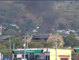 Célula criminal quema vehículos tras ataque a fuerzas federales en Michoacán; abaten a 2 presuntos delincuentes