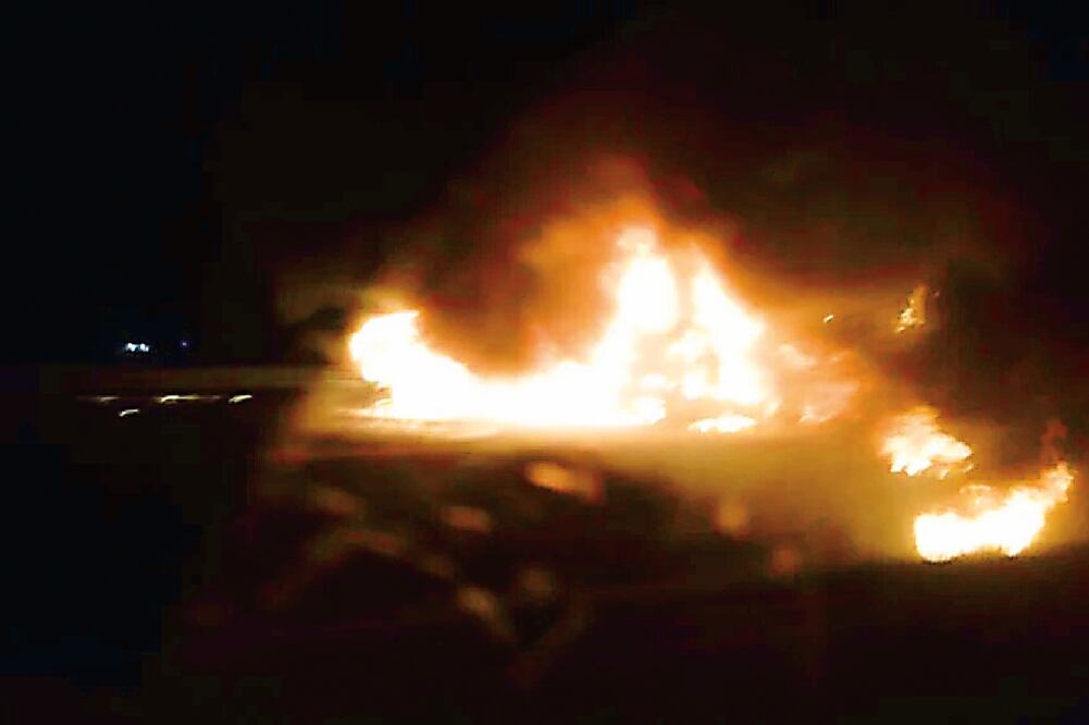 Una mujer de 32 años resultó con traumatismo craneoencefálico; el resto de las personas pudieron abandonar los vehículos antes de que éstos estallaran (ESPECIAL)