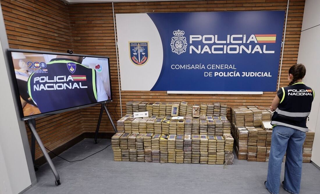 La Policía Nacional española, junto con la Administración de Control de Drogas de Estados Unidos (DEA) y autoridades policiales de Países Bajos, desmanteló la "oficina" del Cártel de Jalisco Nueva Generación (CJNG) en España, en una operación con 20 arrestados en diferentes puntos del país. Los detenidos, algunos de la camorra (la mafia napolitana), se dedicaban presuntamente a introducir en España grandes cantidades de droga -cocaína y metanfetaminas- procedente de Sudamérica que iba oculta en maquinaria industrial de gran tonelaje, informó este martes la Dirección General de la Policía Nacional española. En la imagen, droga incautada. Foto: EFE/ Sergio Perez