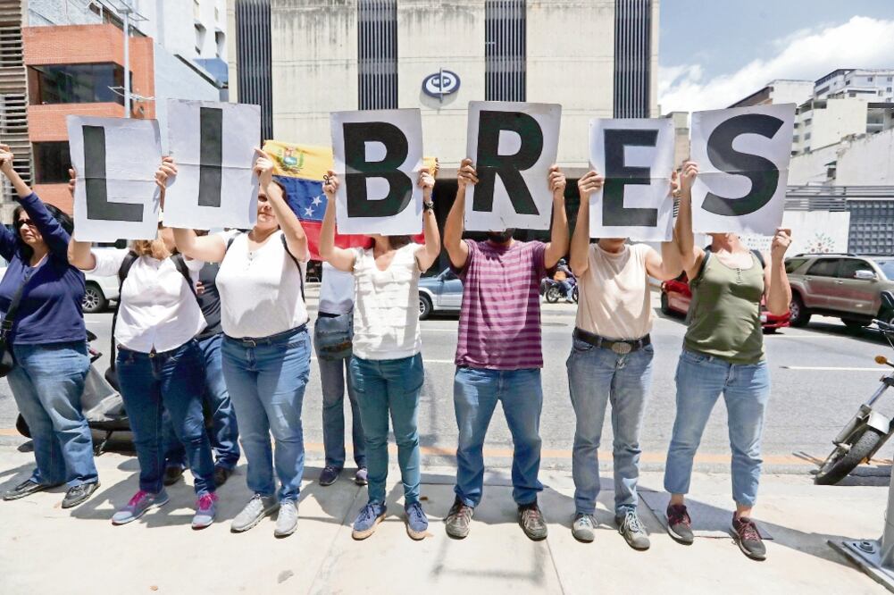 Integrantes de la sociedad civil se manifestaron, antes de que el periodista Luis Carlos Díaz fuera liberado, en Caracas. (RAYNER PEÑA. EFE)