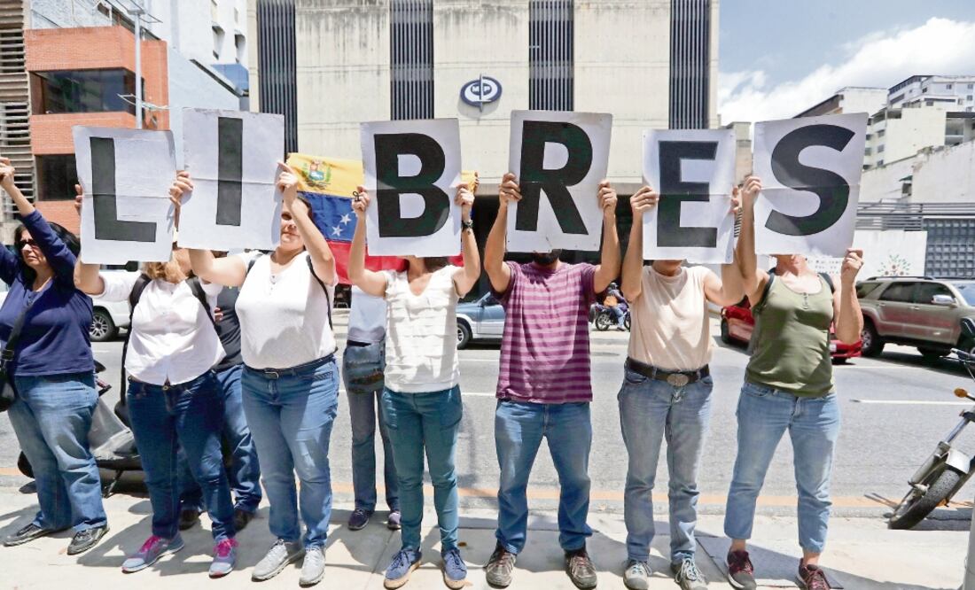 Integrantes de la sociedad civil se manifestaron, antes de que el periodista Luis Carlos Díaz fuera liberado, en Caracas. (RAYNER PEÑA. EFE)