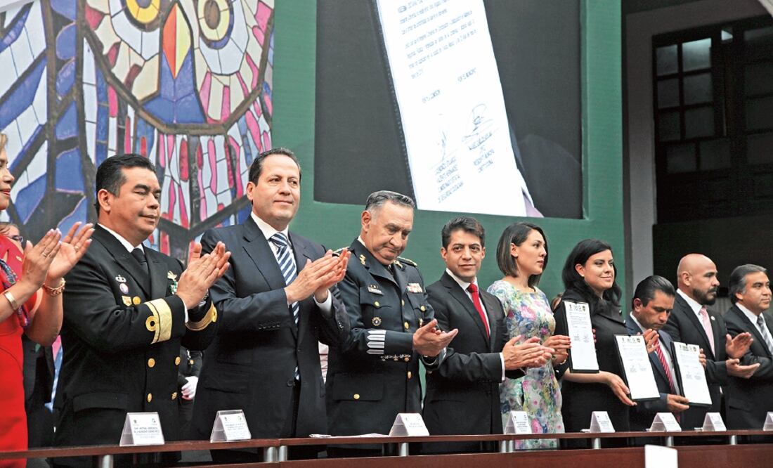 Eruviel Ávila dice que confía en que a través del Mando Único disminuya la comisión de delitos en la entidad, los actos de corrupción en las fuerzas policiacas y se incremente la presencia de efectivos (JORGE ALVARADO. EL UNIVERSAL)