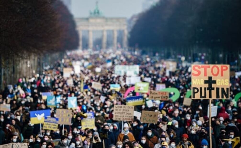 Cientos de miles salen a las calles en Europa para protestar contra la invasión rusa en Ucrania