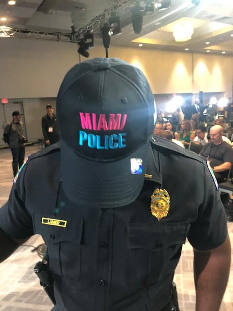 Hasta los policías en Miami se visten con ropa del Super Bowl LIV