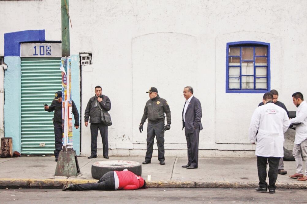 El titular de la SSP, Raymundo Collins (derecha), se presentó en el lugar de las ejecuciones y constató el actuar de la policía conforme al protocolo oficial. (CUARTOSCURO)