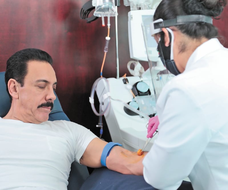 Omar Fayad se convirtió en el primer donador de plasma en el estado. La muestra servirá para atender fases agudas de infección.