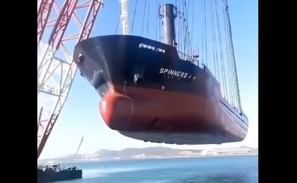 ¡Impresionante! Así es la grúa flotante más poderosa del mundo; levanta un barco de casi 10 mil toneladas