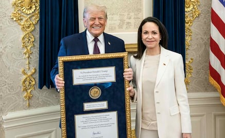Trump posa con la medalla del Nobel junto a María Corina Machado; New York Post difunde la primera imagen