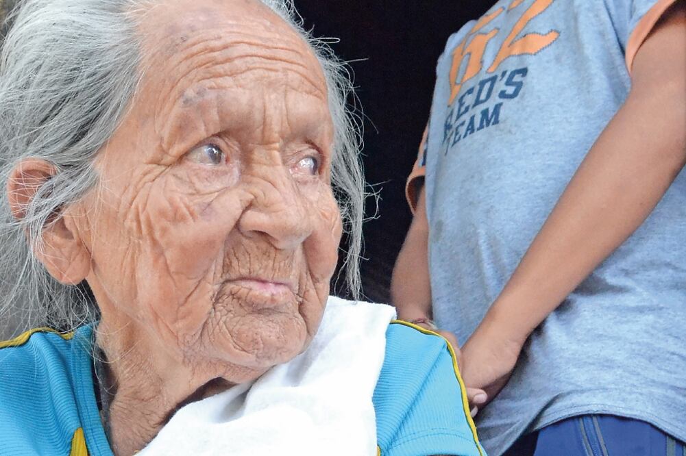 La abuelita se niega a que Fortino deje la escuela para trabajar pues afirma tajante: “Ahorita quien no estudia, no hace nada” (ÉDGAR AVILA. EL UNIVERSAL)
