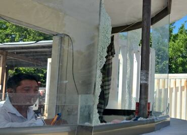 Apedrean oficinas de la CFE en Hunucmá, Yucatán; vecinos se quejan de constantes apagones