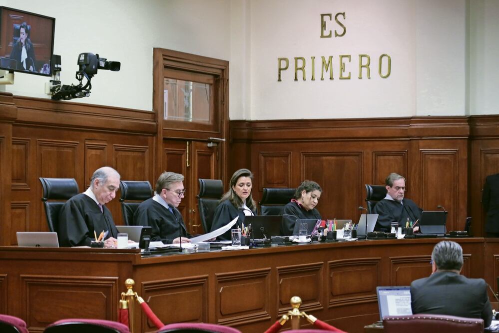 La ministra Margarita Ríos Farjat (centro) propuso la validez de las reformas y dijo que no implican un “manto de impunidad”. Foto: Especial