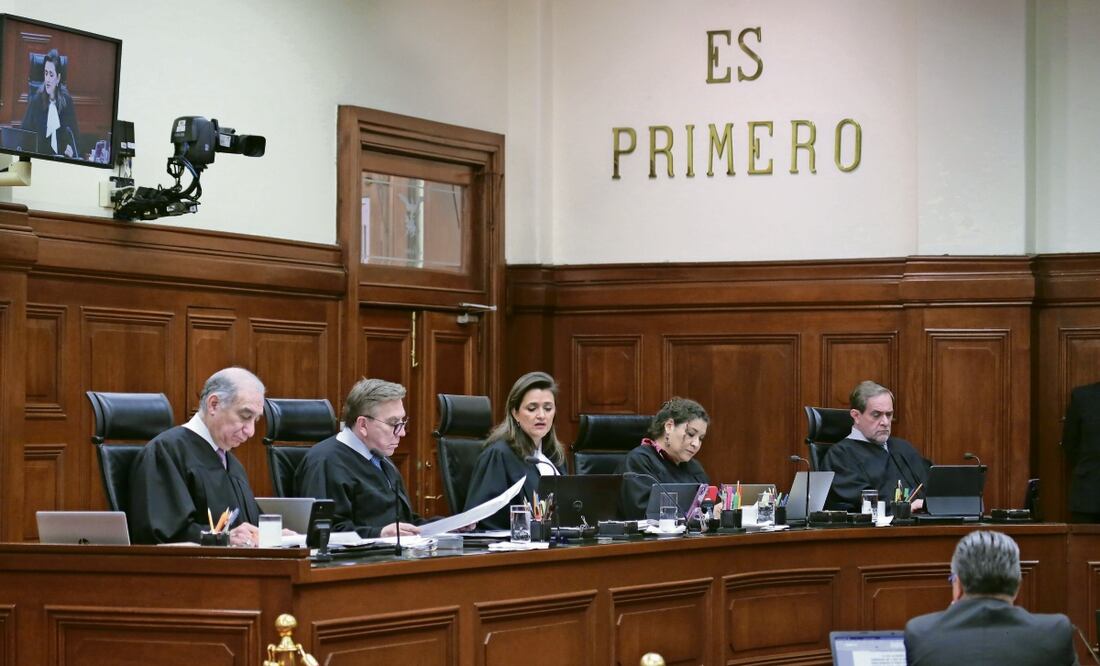 La ministra Margarita Ríos Farjat (centro) propuso la validez de las reformas y dijo que no implican un “manto de impunidad”. Foto: Especial