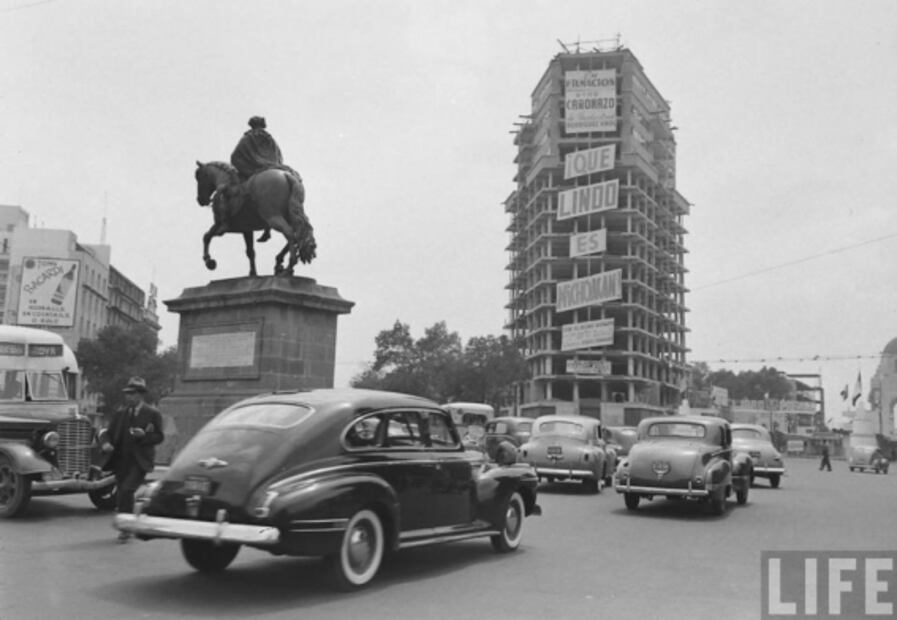 Una escena cotidiana en la Glorieta del Caballito a mediados de 1942. Al fondo está en construcción el Edificio Corcuera y del lado izquierdo se encuentra la estatua ecuestre de Carlos IV, hoy situada en la calle de Tacuba. Foto: Life Magazine / Colección Villasana.