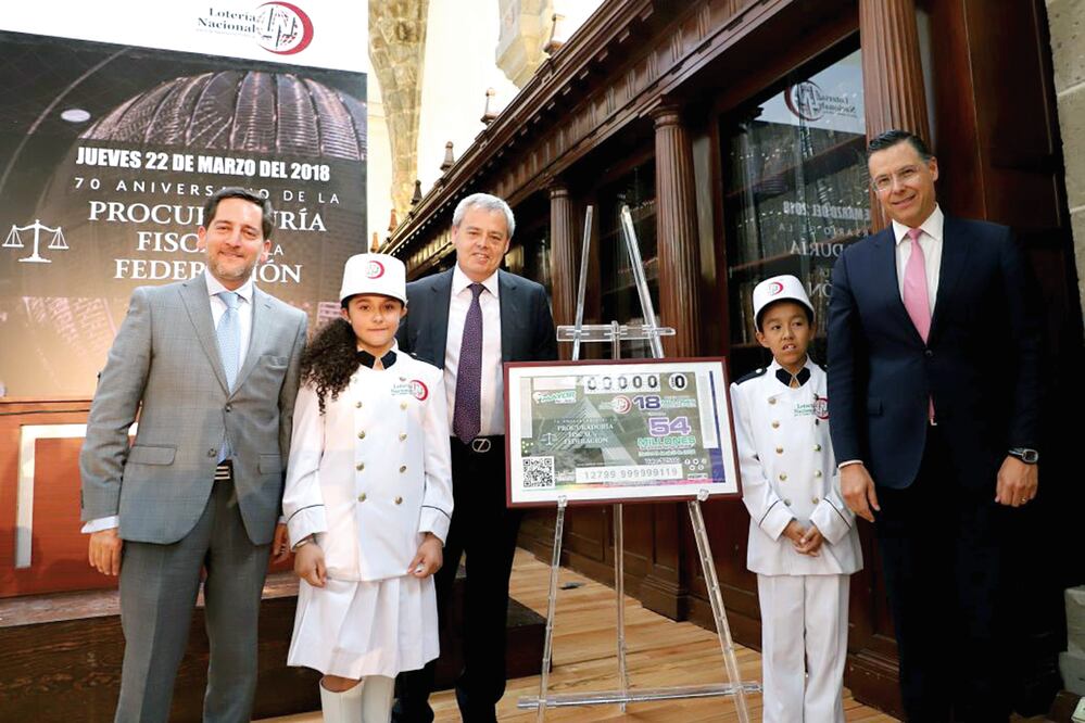 En la ceremonia para iniciar la comercialización de los cachitos conmemorativos, Eugenio Garza encargado del despacho de Lotenal (izq.), el oficial mayor de la SHCP, René Curiel (centro), y el procurador Max Diener Sala (der.) (FOTOS: CORTESÍA)