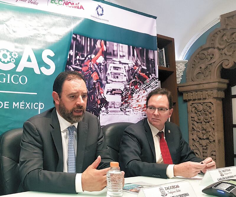 El gobernador de Zacatecas, Alejandro Tello, y el titular de Economía local, Carlos Bárcena, ayer durante una reunión con medios. SARA CANTERA. EL UNIVERSAL