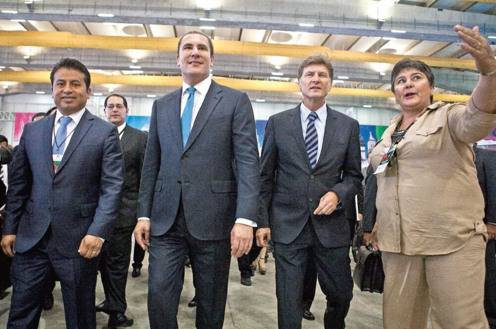 Rafael Moreno Valle, gobernador de Puebla, quien prevé despidos en las armadoras por el escándalo en Volkswagen, y el secretario de Turismo, Enrique de la Madrid, inauguraron ayer la segunda feria de Pueblos Mágicos (CRISTOPHER ROGEL. EL UNIVERSAL)