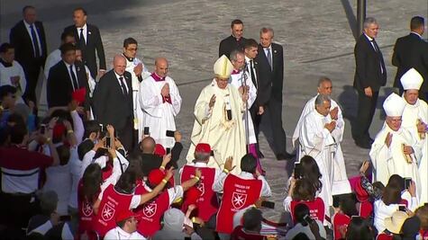 Sale Papa de la Antigua Basílica para oficiar misa