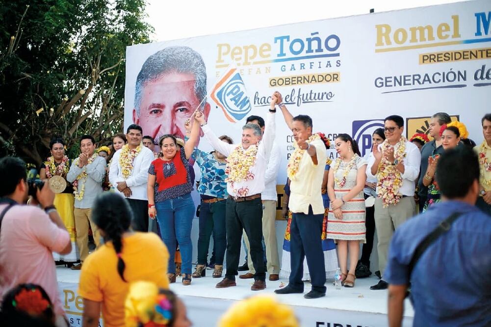 José Antonio Estefan Garfias, candidato de la Coalición con Rumbo y Estabilidad por Oaxaca (PRD-PAN), recorrió ayer Juchitán (ESPECIAL)