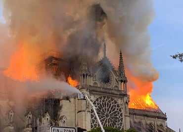 Catedral de Notre Dame. "Todo está siendo devorado por las llamas"