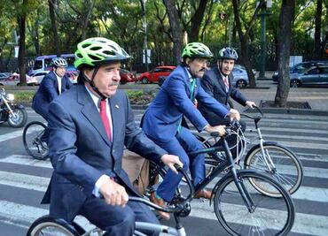 Con rodada sobre Reforma, senadores invitan a usar la bicicleta