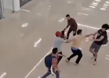 VIDEO Captan pelea en facultad de Universidad Autónoma de Nuevo León; alumnos defendían a compañera de exnovio acosador