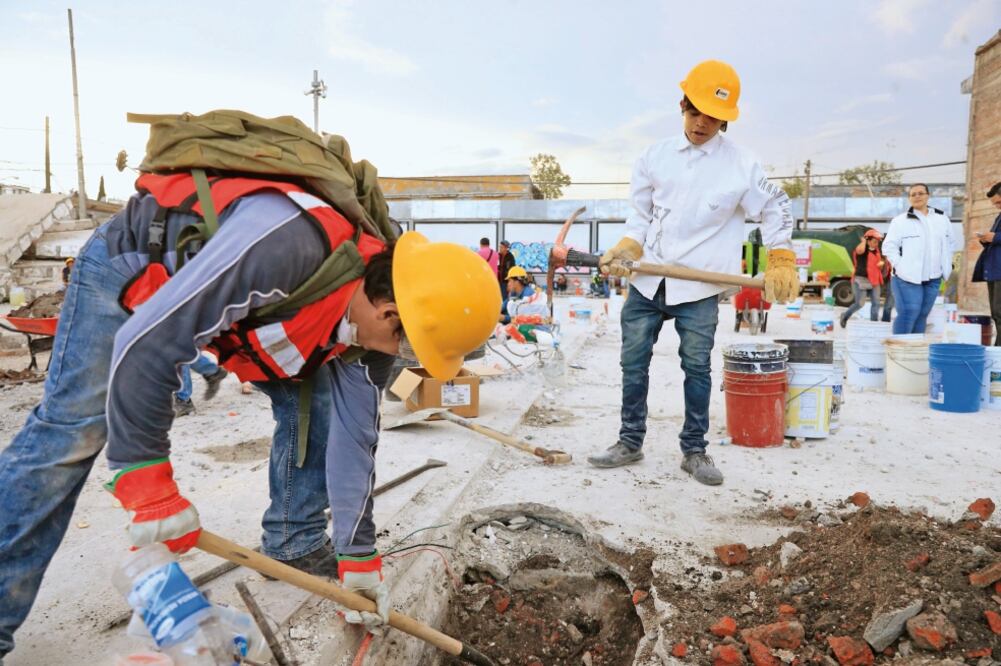 Un grupo de rescatistas trabajaron para buscar un sótano que una vecina aseguró que existía; sin embargo, sólo localizaron en el edificio una cisterna y las tuberías del drenaje. (IRVIN OLIVARES. EL UNIVERSAL)