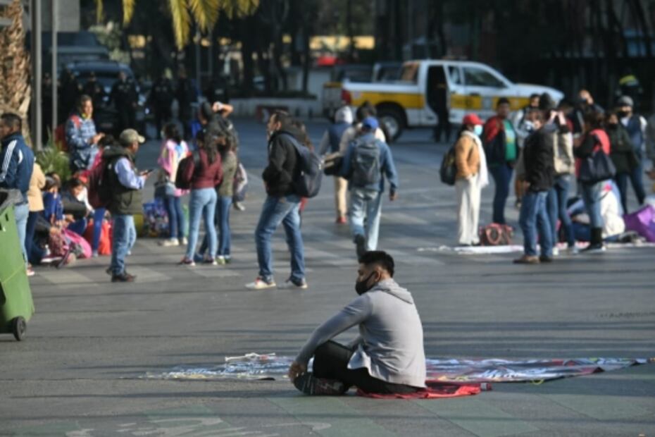 Integrantes de la CNTE bloquean Paseo de la Reforma 