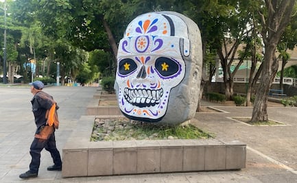 Indigna en Culiacán cara de calavera sobre cabeza olmeca por el Día de Muertos