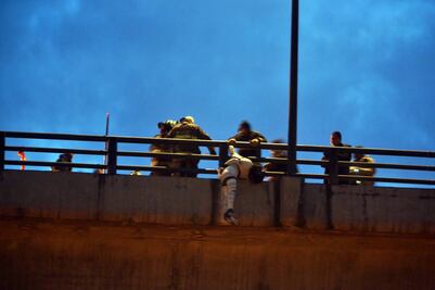 Colgado en puente tenía dos disparos en la cabeza