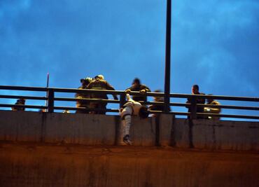 Colgado en puente tenía dos disparos en la cabeza