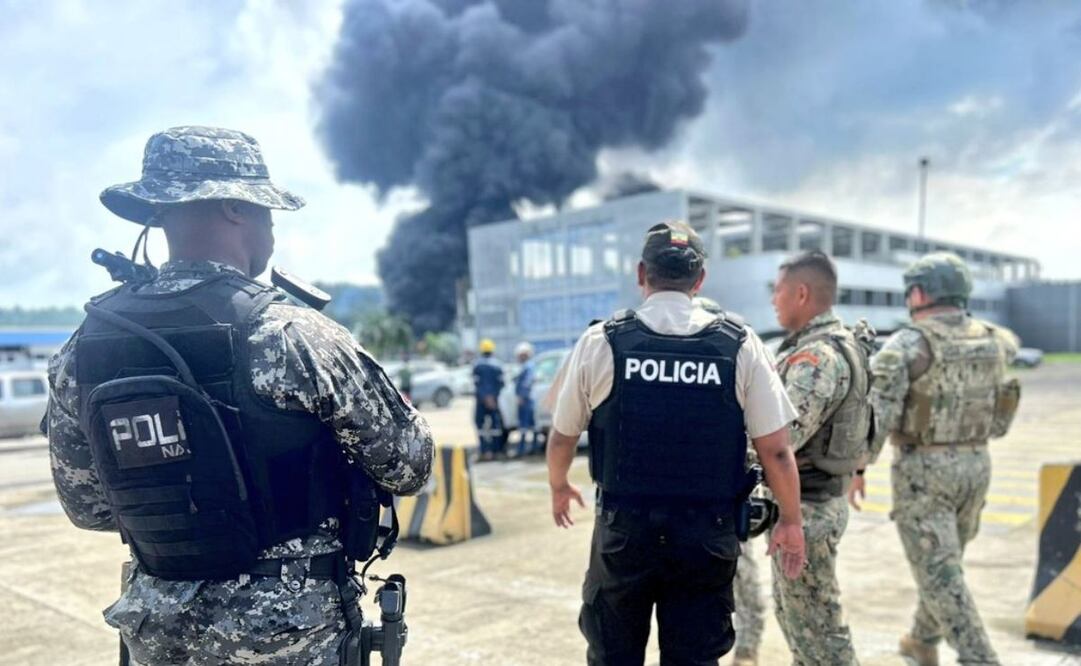 Policía de Ecuador despliega contingente para evacuar a los habitantes del sector cercano al incendio en la refinería de Esmeraldas. Foto: X @PoliciaEcuador