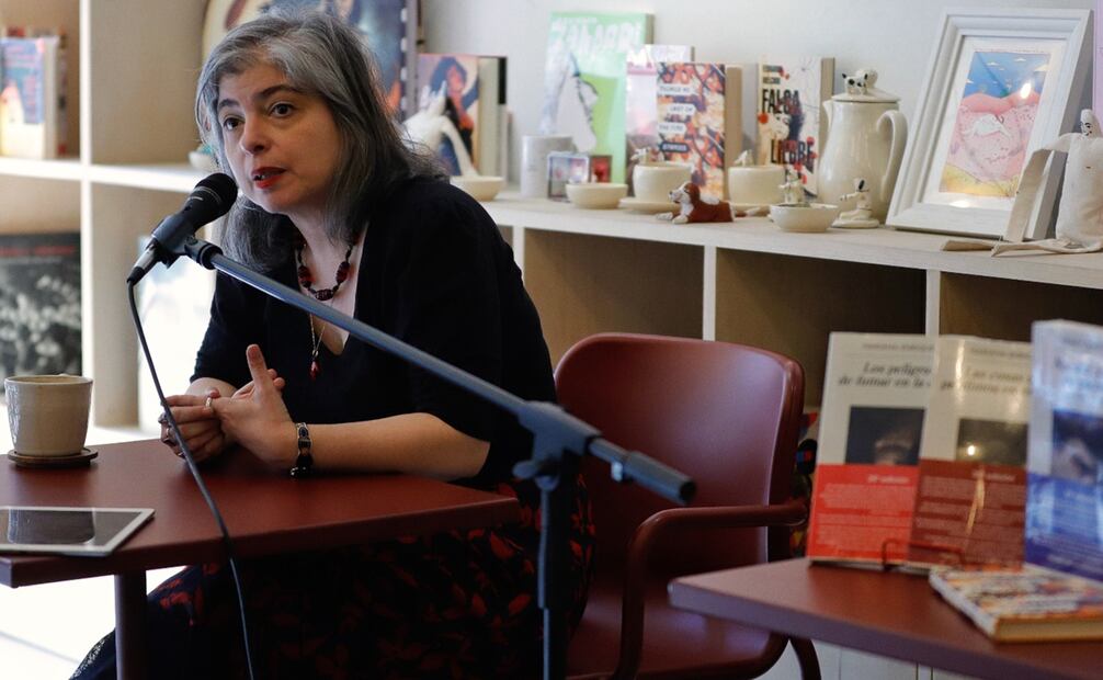 Aspectos del conversatorio de Mariana Enriquez, escritora argentina en la librería la increíble ubicada en Juan de la barrera número 12 en la colonia condesa. Foto: Fernanda Rojas/ El Universal