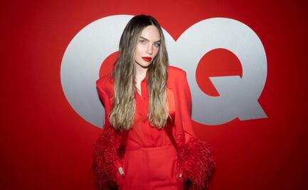 Belinda impone tendencia con elegante traje rojo con plumas