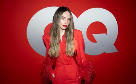 Belinda impone tendencia con elegante traje rojo con plumas