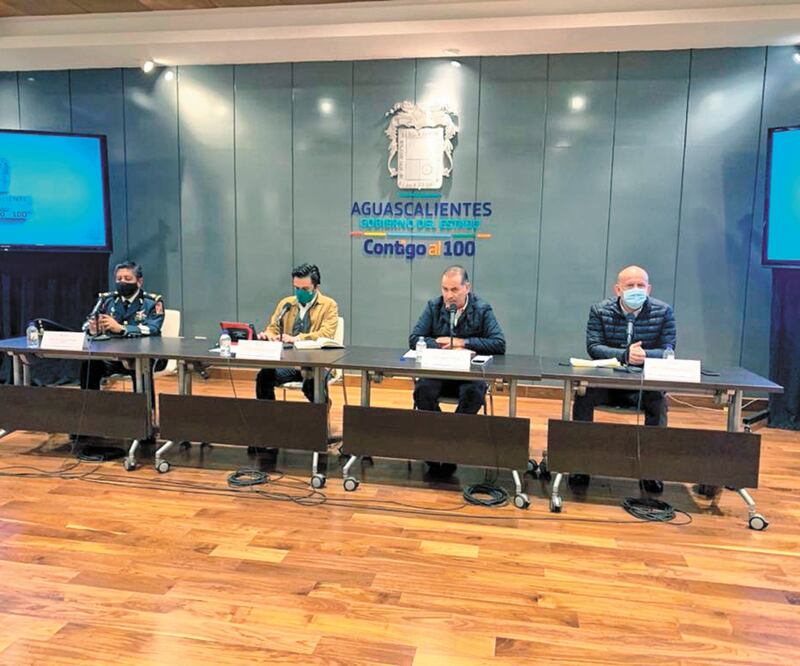 El titular del IMSS, Zoé Robledo, y el gobernador Martín Orozco. TOMADA DE FACEBOOK