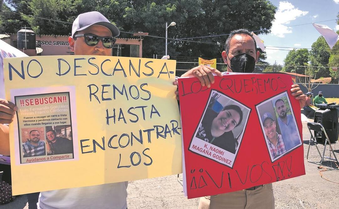 Familiares de víctimas de desaparición bloquearon la carretera Los Reyes-Zamora. Foto: Carlos Arrieta/EL UNIVERSAL